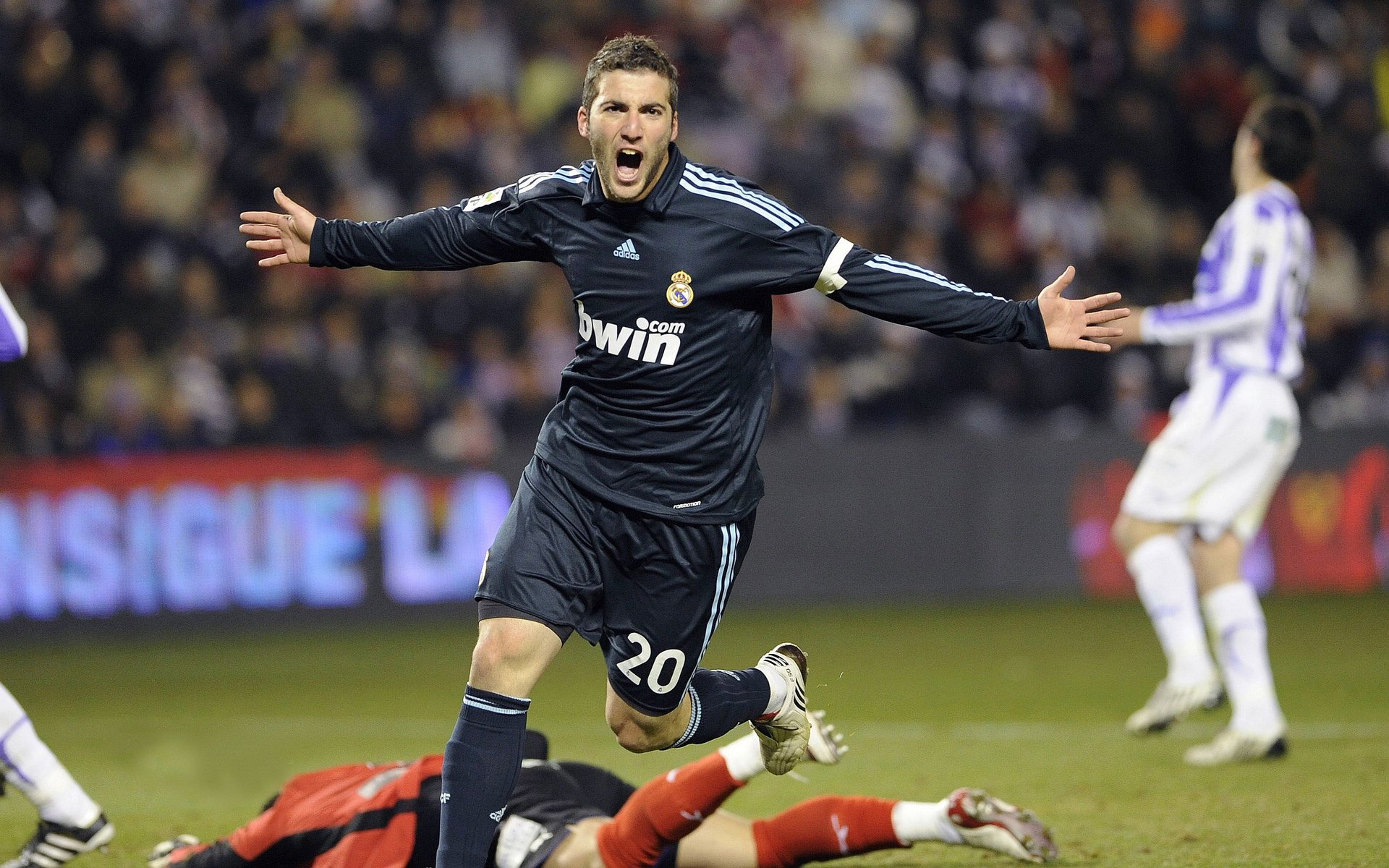 荒野行动“全民突击”线上线下联动总决赛火爆开启，刺激战场全军出击荒野行动